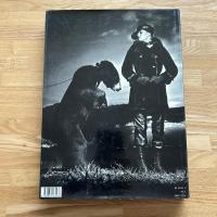 Un　Monde　Sans　Homms　HELMUT　NEWTON