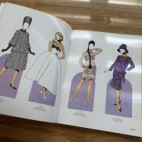 Great fashion designs of the sixties paper dolls in full color : 32 haute couture costumes by Courrèges, Balmain, Saint-Laurent and others 英文