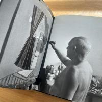 Picasso paints a portrait　英文
