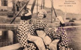 N26010602〇戦前絵葉書○伊豆大島 アンコ娘 大島観光ホテル広場 三人の島娘　古写真○和本古書古文書