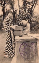 N26010603〇戦前絵葉書○伊豆大島 アンコ娘 井戸水を汲む島娘　古写真○和本古書古文書