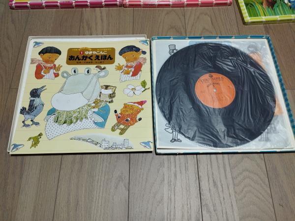 なかよしおんがく 母と子の音楽百科 全12巻揃(ゆきやこんこ/スキーのうた/はるのこえ/バラがさいた/かっこうワルツ/まきばはみどり/ほたるこい/ てのひらをたいように/ゆうやけこやけ/ドレミのうた/せんろはつづくよ/ジングルベル)(大宮真琴・古江綾子 監修 日本コロムビア なかよしおんがく 母と子の音楽百科 全12巻揃(ゆきやこんこ/スキーのうた/はるのこえ/バラがさいた/かっこうワルツ/まきばはみどり/ほたるこい/ てのひらをたいように/ゆうやけこやけ/ドレミのうた/せんろはつづくよ/ジングルベル)(大宮真琴・古江綾子 監修 日本コロムビア
