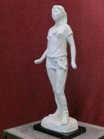 洞澤 今朝夫作　「丘に登れば」　2005年作　石膏原型