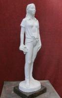  洞澤 今朝夫作　「花を持つ女性」　2002年作　石膏原型