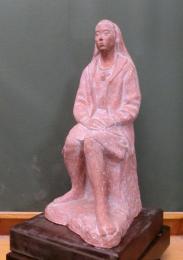  洞澤 今朝夫作　「題名不明(女性椅子坐像)」　1991年　テラコッタ作品　