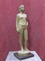  洞澤 今朝夫作　「若い女」　2001年　樹脂作品　