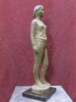  洞澤 今朝夫作　「若い女」　2001年　樹脂作品　
