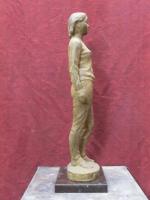  洞澤 今朝夫作　「若い女」　2001年　樹脂作品　