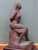  洞澤 今朝夫作　「女性椅子坐像」　1994年　樹脂作品　