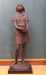  洞澤 今朝夫作　「壺を持つ少女」　1989年作　樹脂作品　