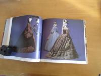浪漫衣裳展　　京都国立近代美術　　　特別出品・宮廷衣裳の冊子付　【図録】