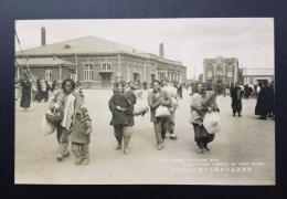 絵葉書「世帯道具を背負ふて旅する農民達」戦前 中国 風俗写真 白黒写真 未使用
