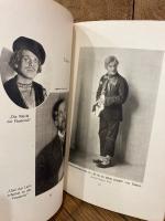 （独）アレクサンダー・モイッシ〜その人間と芸術　Moissi. Der Mensch und der Kunstler in Worten und Bildern. Zusammengestellt von Hans Bohm. Mit 40 Beitragen von namhaften Perspnlichkeiten der internationalen Kunstwelt. Drei kleinen Aufssatzen von Alexander Moissi. Zeichnungen von Emil Orlik, Henrik Lund und Kapralik u. 104 photographischen Abbildungen.
