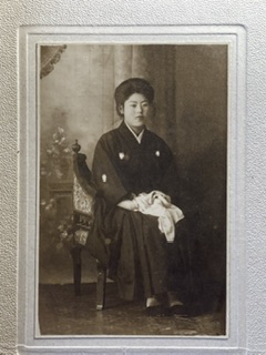 鶏卵写真【旧家蔵出し】 はかま美人②留袖 明治期 鶏卵紙写真