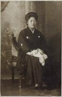鶏卵写真【旧家蔵出し】　はかま美人②留袖　　明治期　鶏卵紙写真　和装　富山縣　高岡市　臼井　明治風俗資料