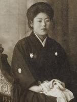 鶏卵写真【旧家蔵出し】　はかま美人②留袖　　明治期　鶏卵紙写真　和装　富山縣　高岡市　臼井　明治風俗資料