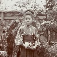 明治大正写真　「少女　はかま姿　桃割れ　日本髪　日本庭園」高岡　上野写真館　写真師　T.Ueno
