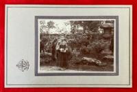 明治大正写真　「少女　はかま姿　桃割れ　日本髪　日本庭園」高岡　上野写真館　写真師　T.Ueno
