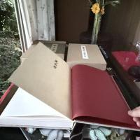 伝統芸能の宝石『黒美寿』５世福原百之助著・六世百之助監修　出版社黒美寿研究会発行・邦楽社発売　
刊行年　昭和58年　1冊
当時の　定価32000
検印落款あり。

付属するもの。外函。
函あり。カラー頁多数。芝居囃子解説本。
篠笛の作調家として
世襲制度の
歴史ある
五世の著書。

貴重な
カラー頁による芝居の
舞台装置
小道具
多数を含む希少な本です。
昭和58年は1978年。
今は作れないハードカバーの豪華大型本の傑作。

画像にてご確認のうえご判断下さいますようお願い致します。

著者
五世 福原百之助
出版社
邦楽社
ページ数
全343P
