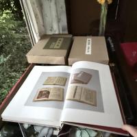 伝統芸能の宝石『黒美寿』５世福原百之助著・六世百之助監修　出版社黒美寿研究会発行・邦楽社発売　
刊行年　昭和58年　1冊
当時の　定価32000
検印落款あり。

付属するもの。外函。
函あり。カラー頁多数。芝居囃子解説本。
篠笛の作調家として
世襲制度の
歴史ある
五世の著書。

貴重な
カラー頁による芝居の
舞台装置
小道具
多数を含む希少な本です。
昭和58年は1978年。
今は作れないハードカバーの豪華大型本の傑作。

画像にてご確認のうえご判断下さいますようお願い致します。

著者
五世 福原百之助
出版社
邦楽社
ページ数
全343P