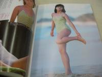 DELUXEマガジン　NO.11　1984年12月号　宇佐美ゆかり 表紙+巻頭グラビア　岡田有希子・3折ピンナップ(対面は森尾由美)　若林志穂　飯島真理　麻生祐未　原口弥生　宮野比呂美　浅野なつみ　イヴ　斉藤由貴　森尾由美　伊藤麻衣子　岡田有希子　遠藤康子　小泉今日子　※画像の様に裏表紙上部に破れ痛み出ています。