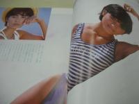 デラべっぴん　NO.1　1985年12月号　梶原真理子 表紙　伊織祐未　早川愛美　小野リエ　杉原光輪子+森田水絵　青木琴美　山下香代子　城源寺くるみ　小川エレナ　菊島里子　芦田久恵　中谷美和子　山下みゆき　秋元康子　アグネス・カーラ　黒木玲奈　松田由美　沢田真子　※画像の様に背上部に破れ痛み出ています。