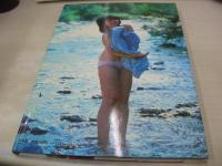 川上麻衣子　写真集　暑い国 夢の国 生まれた国　1983年07月01日発行　初版本　小学館　※画像の様に表紙カバー裏側面、末頁に黄ばみ汚れ出ています。