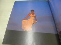 宝生桜子　写真集　迷宮物語　1987年09月10日発行　初版本　ワニブックス　※画像の様に表紙カバー背下部に破れ出ています。