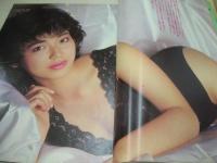 上級生　第2号　Momoco特別編集　1985年07月31日発行　岡田有希子 表紙+グラビア　賀来千香子　青木祐子　小原靖子　早見瞳　沢田純子　※画像の様に裏表紙面下部に黒ずみ汚れ破れ出ています。