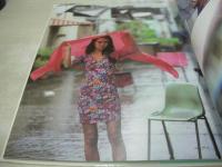 藤崎あや　写真集　つづれおり　1989年07月10日発行　近代映画社　※画像の様に表紙カバー側面に焼け出ています。