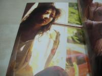 沢口靖子　写真集　デガジェ　1993年11月15日発行　初版本　扶桑社　※画像の様に表紙カバー裏面に黄ばみ汚れ、上部に痛み出ています。