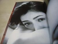 沢口靖子　写真集　デガジェ　1993年11月15日発行　初版本　扶桑社　※画像の様に表紙カバー裏面に黄ばみ汚れ、上部に痛み出ています。