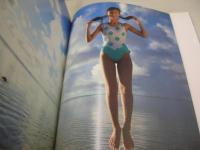 原田和美　写真集　ロマンス未満　1989年08月15日発行　初版本　サン出版　※画像の様に帯側面に破れ出ています。