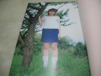 憂木愛美　写真集　そっと囁いた瞬間に　2003年09月1日発行　スタジオR　※画像の様に背カバー部分に焼け出ています。
