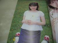 憂木愛美　写真集　そっと囁いた瞬間に　2003年09月1日発行　スタジオR　※画像の様に背カバー部分に焼け出ています。
