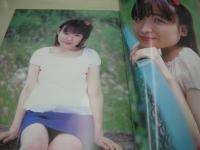 憂木愛美　写真集　そっと囁いた瞬間に　2003年09月1日発行　スタジオR　※画像の様に背カバー部分に焼け出ています。
