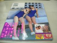 南ユイ+井上ケイ　写真集　TUBOMI V　ふたり　1998年04月01日発行　初版本　海王社　※画像の様に上部に赤線引き跡出ています。
