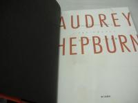 AUDREY HEPBURN　PHOTODOCUMENT　オードリー・ヘプバーン　フォトドキュメント写真集　撮影:ボブ・ウィロビー　1995年03月15日　2刷発行　朝日新聞社　※画像の様に巻頭頁に汚れ(黒面頁にも汚れあり)＋上部に破れ痛み出ています。