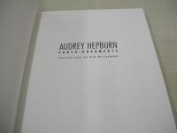 AUDREY HEPBURN　PHOTODOCUMENT　オードリー・ヘプバーン　フォトドキュメント写真集　撮影:ボブ・ウィロビー　1995年03月15日　2刷発行　朝日新聞社　※画像の様に巻頭頁に汚れ(黒面頁にも汚れあり)＋上部に破れ痛み出ています。