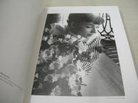 AUDREY HEPBURN　PHOTODOCUMENT　オードリー・ヘプバーン　フォトドキュメント写真集　撮影:ボブ・ウィロビー　1995年03月15日　2刷発行　朝日新聞社　※画像の様に巻頭頁に汚れ(黒面頁にも汚れあり)＋上部に破れ痛み出ています。