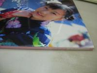 松田彩香　写真集　かわいいゆめ　サイン付　トレカ付　撮影:河野英喜　2001年06月20日発行　初版本　辰巳出版　※画像の様にカバー背部分に焼け出ています。