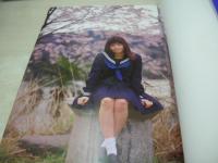 井上詩織　写真集　つぼみ　1997年08月30日発行　バウハウス　※画像の様に帯曲り部分に痛み出ています。