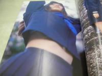 井上詩織　写真集　つぼみ　1997年08月30日発行　バウハウス　※画像の様に帯曲り部分に痛み出ています。