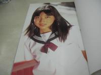 メモリアル美少女　真央13歳　ファースト写真集　撮影:ときえいき　2001年09月25日発行　初版本　茜新社　※画像の様に表紙カバー背部分に焼け出ています。