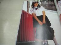 メモリアル美少女　真央13歳　ファースト写真集　撮影:ときえいき　2001年09月25日発行　初版本　茜新社　※画像の様に表紙カバー背部分に焼け出ています。