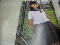 メモリアル美少女　真央13歳　ファースト写真集　撮影:ときえいき　2001年09月25日発行　初版本　茜新社　※画像の様に表紙カバー背部分に焼け出ています。