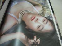 山口芳美　写真集　あなただけに夏物語　撮影:小野麻早　1993年07月30日発行　初版本　TIS　※画像の様に背カバー側面にメクレ痛み出ています。