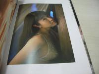 山口芳美　写真集　あなただけに夏物語　撮影:小野麻早　1993年07月30日発行　初版本　TIS　※画像の様に背カバー側面にメクレ痛み出ています。