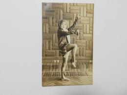 1000322■戦前 絵葉書■美人　民族衣装　ポーズ 外国 裏白地