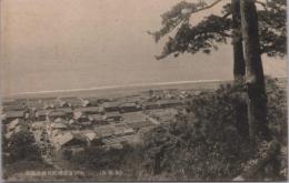 1000387■戦前 絵葉書■静岡県 久能山 中段より海岸の町を望む（家　集落 集合住宅　車)